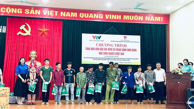 Trao tặng hơn 900 suất quà cho bệnh nhân, gia đình có hoàn cảnh khó khăn, học sinh nghèo vượt khó tại huyện Bình Liêu - Ảnh 11.