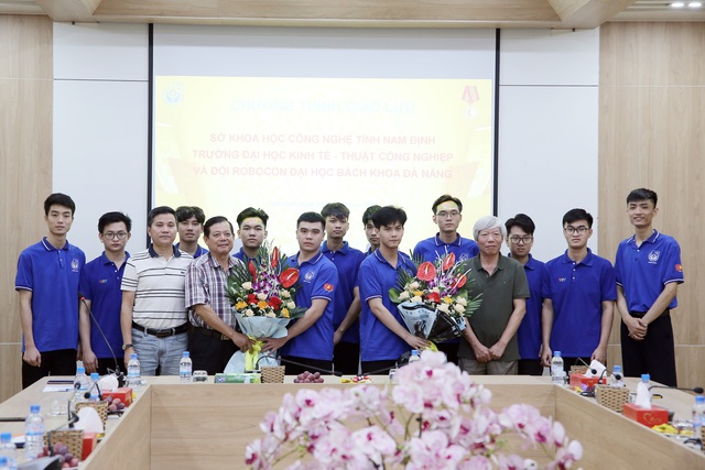 Sở Khoa học và Công nghệ tỉnh Nam Định giao lưu với các đội tuyển Robocon Việt Nam 2023 - Ảnh 15.