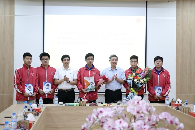 Sở Khoa học và Công nghệ tỉnh Nam Định giao lưu với các đội tuyển Robocon Việt Nam 2023 - Ảnh 17.