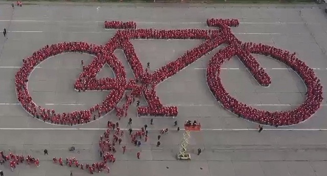 Chiếc xe đạp lớn nhất thế giới do tạo hình - Ảnh 1.