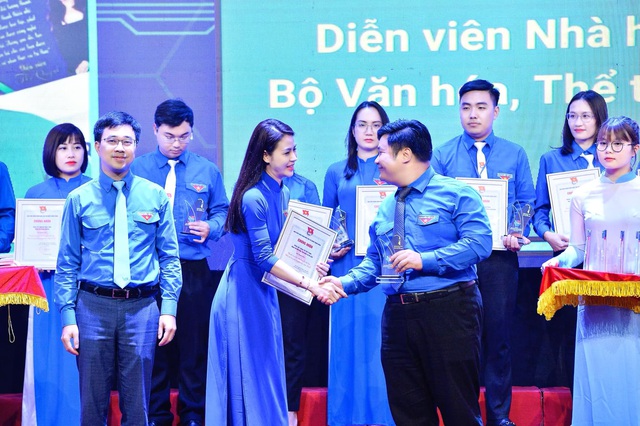 Diễn viên Việt tuần qua: Hồng Diễm diện áo tắm, Quỳnh Kool hoá nữ sinh trở lại trường xưa - Ảnh 24.