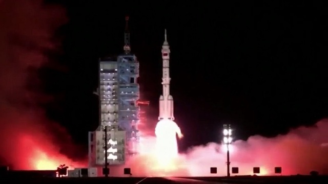 Trung Quốc đưa phi hành gia dân sự vào vũ trụ - Ảnh 1.