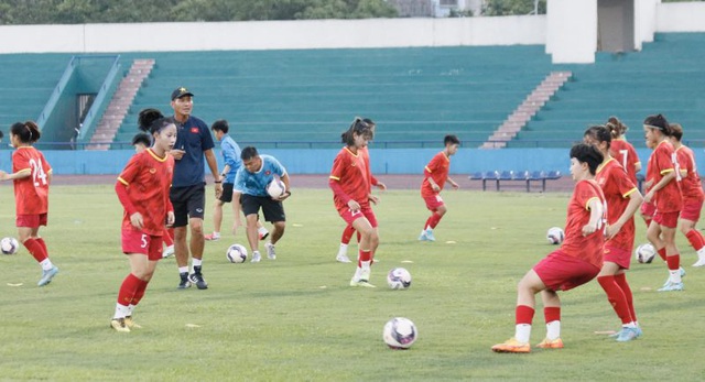 ĐT U20 nữ Việt Nam bắt đầu tập luyện tại SVĐ Việt Trì - Ảnh 1.