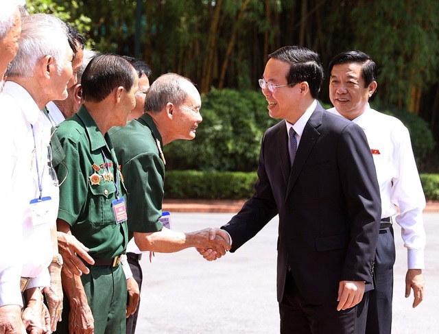 Chủ tịch nước Võ Văn Thưởng gặp mặt đại biểu người có công tỉnh Vĩnh Long - Ảnh 2.