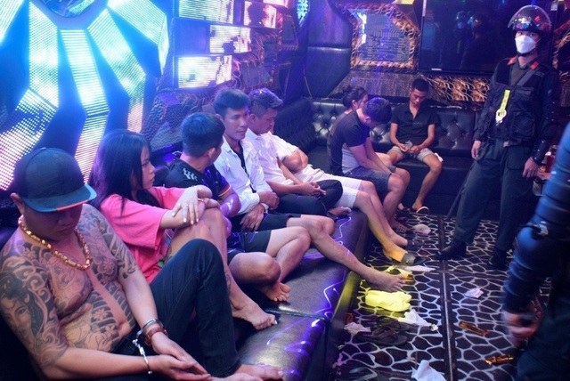 Bình Phước: Đột kích quán karaoke, phát hiện 41 người dương tính với ma túy - Ảnh 1.