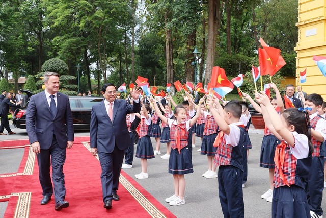 Thủ tướng Phạm Minh Chính chủ trì lễ đón Thủ tướng Đại Công quốc Luxembourg thăm chính thức Việt Nam - Ảnh 2.
