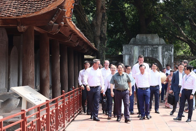 Thủ tướng Luxembourg thăm Văn Miếu – Quốc Tử Giám và Bảo tàng Mỹ thuật Việt Nam - Ảnh 1.