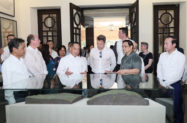 Thủ tướng Luxembourg thăm Văn Miếu – Quốc Tử Giám và Bảo tàng Mỹ thuật Việt Nam - Ảnh 2.