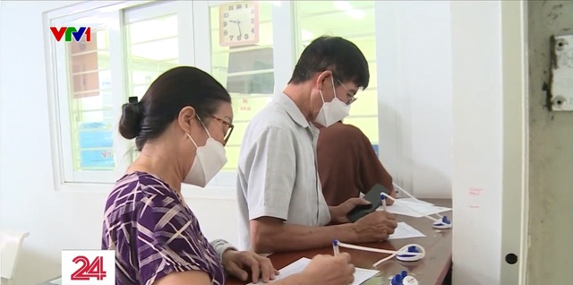 Người dân TP Hồ Chí Minh tích cực đi tiêm vaccine COVID-19 - Ảnh 1.