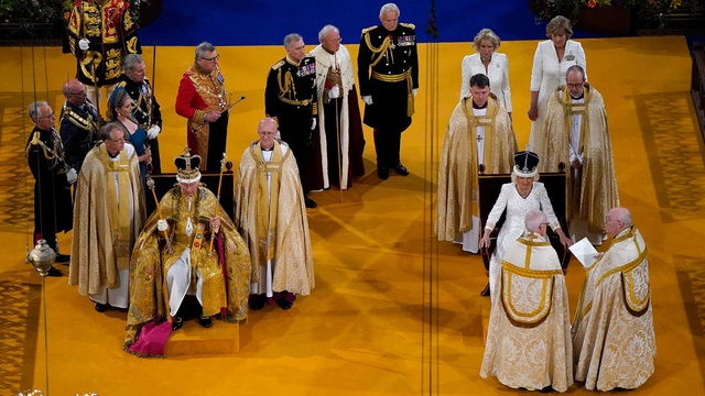 Vua Charles III chính thức lên ngôi trong lễ đăng quang lịch sử  - Ảnh 2.