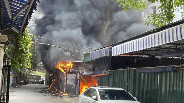 Hà Nội: Năm ô tô và hàng chục xe máy bị cháy tại điểm trông giữ - Ảnh 1.