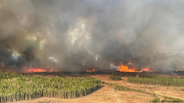 Cháy rừng lan rộng ở miền Tây Canada, 30.000 người phải sơ tán - Ảnh 1.