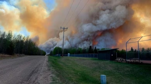 Cháy rừng lan rộng ở miền Tây Canada, 30.000 người phải sơ tán - Ảnh 2.