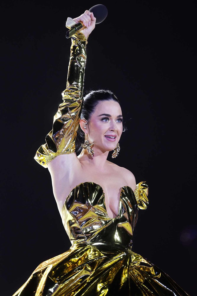 Katy Perry bùng cháy trong concert mừng lễ đăng quang của Vua Charles - Ảnh 1.