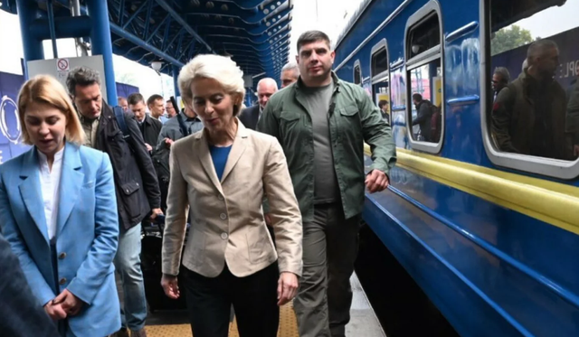 Chủ tịch Ủy ban châu Âu thăm Ukraine - Ảnh 1.