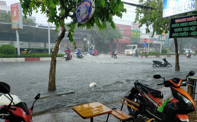 Đồng Nai: Nhiều tuyến đường ngập sâu sau cơn mưa lớn - Ảnh 1.