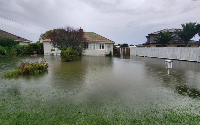 Thành phố lớn nhất New Zealand ban bố tình trạng khẩn cấp do mưa lũ - Ảnh 4.