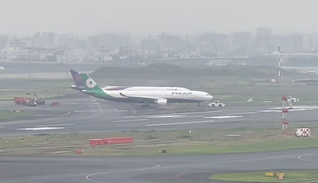 Hai máy bay va chạm, sân bay Nhật Bản phải tạm đóng cửa đường băng - Ảnh 2.