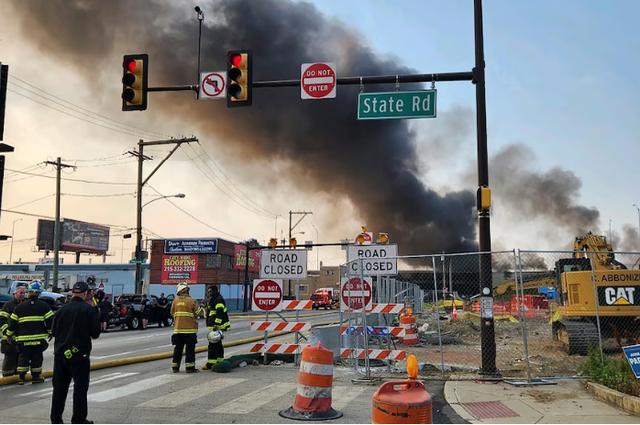 Cầu cao tốc ở Philadelphia đổ sập, xe bị lửa nhấn chìm - Ảnh 1.