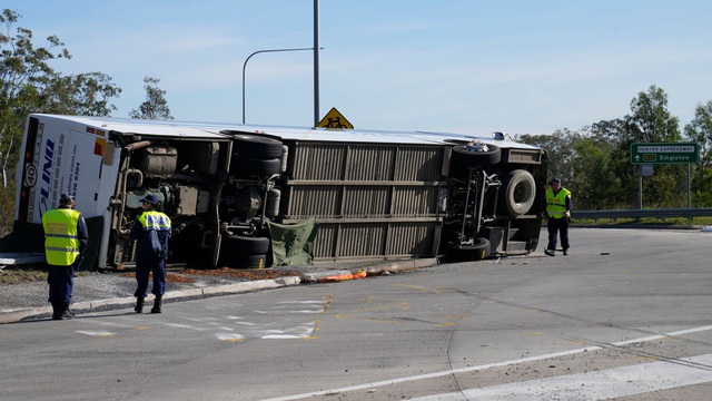 Tai nạn xe bus ở Australia khiến 10 khách dự đám cưới thiệt mạng - Ảnh 1.