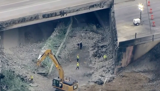 Phát hiện thi thể trong đống đổ nát của vụ sập cầu cao tốc I-95 ở Philadelphia - Ảnh 1.