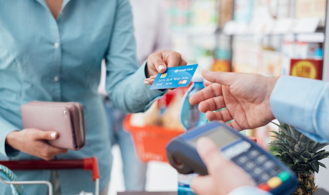 Mẹo tránh rủi ro mất tiền khi dùng thẻ tín dụng - Ảnh 1.