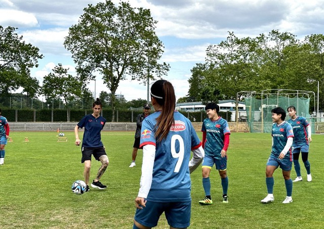 Chuyên gia dinh dưỡng và thể lực FIFA hỗ trợ ĐT nữ Việt Nam tại Đức - Ảnh 3.