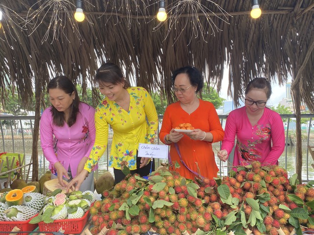 Người dân TP Hồ Chí minh háo hức đi chợ trái cây Trên bến dưới thuyền - Ảnh 3.