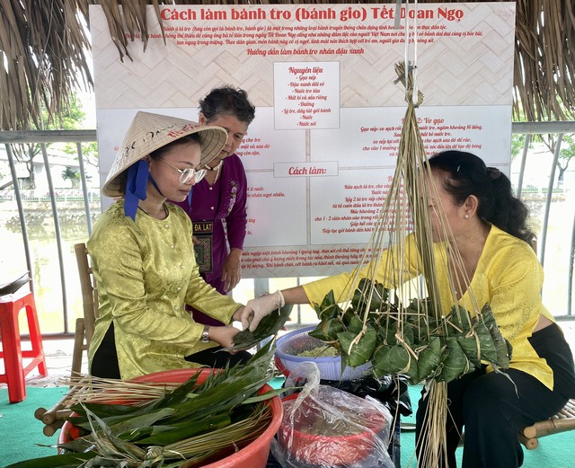 Người dân TP Hồ Chí minh háo hức đi chợ trái cây Trên bến dưới thuyền - Ảnh 2.