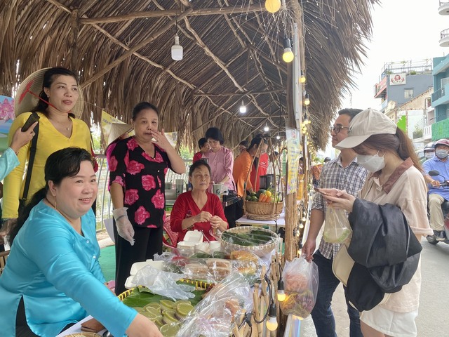 Người dân TP Hồ Chí minh háo hức đi chợ trái cây Trên bến dưới thuyền - Ảnh 5.