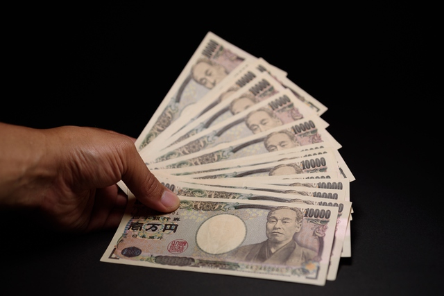 Đồng yen giảm xuống mức thấp kỷ lục mới - Ảnh 1.