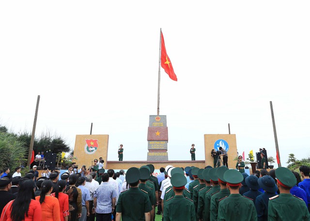 Chủ tịch nước Võ Văn Thưởng thăm quân và dân đảo Phú Quý - Ảnh 2.