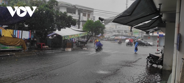 Mưa lớn, nhiều tuyến đường nội ô ở thành phố Bạc Liêu ngập nặng - Ảnh 2.
