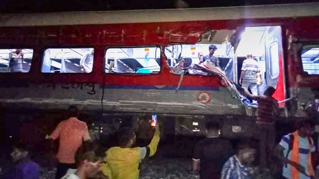 Tai nạn tàu hỏa ở Ấn Độ, ít nhất 120 người tử vong, 850 người bị thương - Ảnh 2.