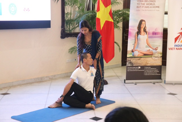 Hơn 35 tỉnh thành hưởng ứng ngày Quốc tế Yoga lần thứ 9 tại Việt Nam - Ảnh 4.