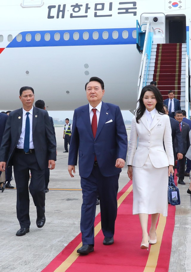 Tổng thống Hàn Quốc Yoon Suk Yeol đến Hà Nội, bắt đầu thăm chính thức Việt Nam - Ảnh 1.