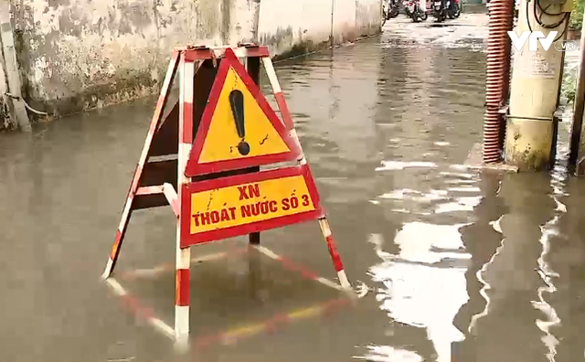 Khu dân cư tại Hà Nội cứ mưa là ngập - Ảnh 1.