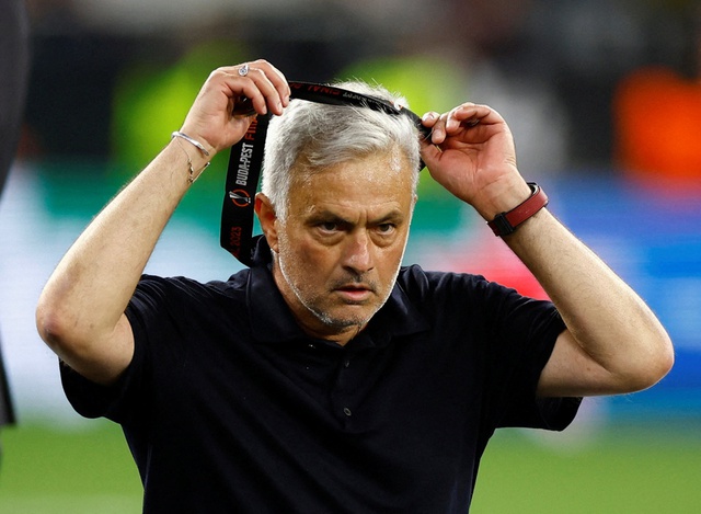 HLV Mourinho nhận án phạt nặng từ UEFA - Ảnh 1.