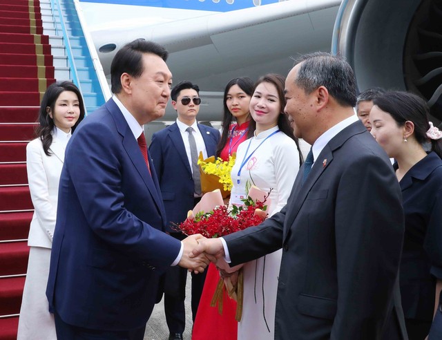 Tổng thống Hàn Quốc Yoon Suk Yeol đến Hà Nội, bắt đầu thăm chính thức Việt Nam - Ảnh 2.