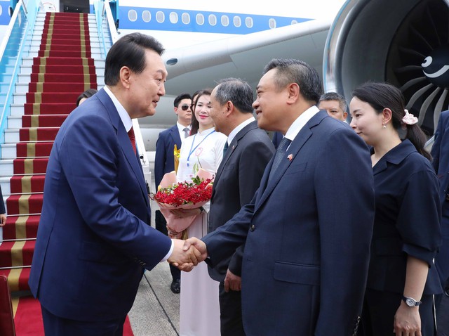 Tổng thống Hàn Quốc Yoon Suk Yeol đến Hà Nội, bắt đầu thăm chính thức Việt Nam - Ảnh 3.