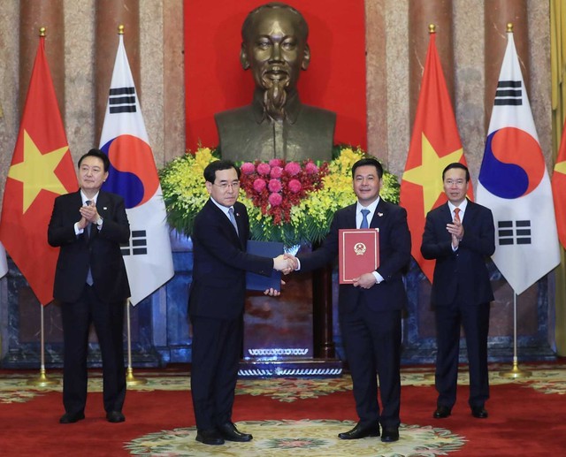 Việt Nam - Hàn Quốc trao đổi 17 văn kiện hợp tác trên các lĩnh vực - Ảnh 1.