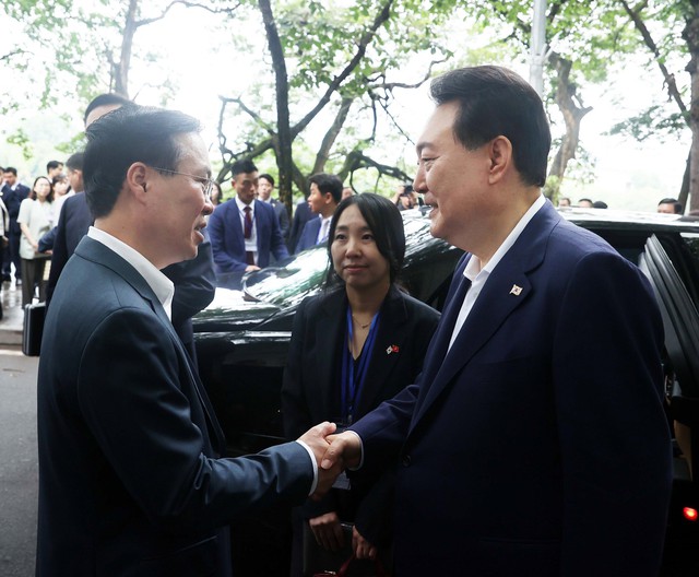 Chủ tịch nước Võ Văn Thưởng và Tổng thống Hàn Quốc Yoon Suk Yeol tham quan danh thắng hồ Hoàn Kiếm - Ảnh 7.