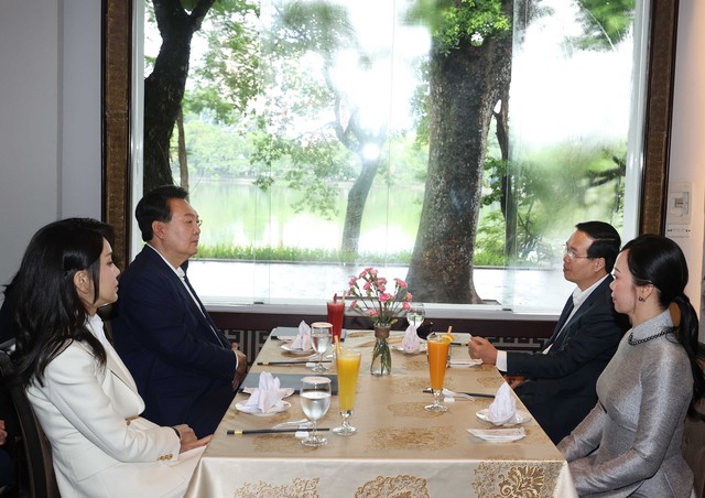 Chủ tịch nước Võ Văn Thưởng và Tổng thống Hàn Quốc Yoon Suk Yeol tham quan danh thắng hồ Hoàn Kiếm - Ảnh 4.
