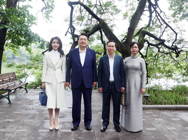 Chủ tịch nước Võ Văn Thưởng và Tổng thống Hàn Quốc Yoon Suk Yeol tham quan danh thắng hồ Hoàn Kiếm - Ảnh 2.