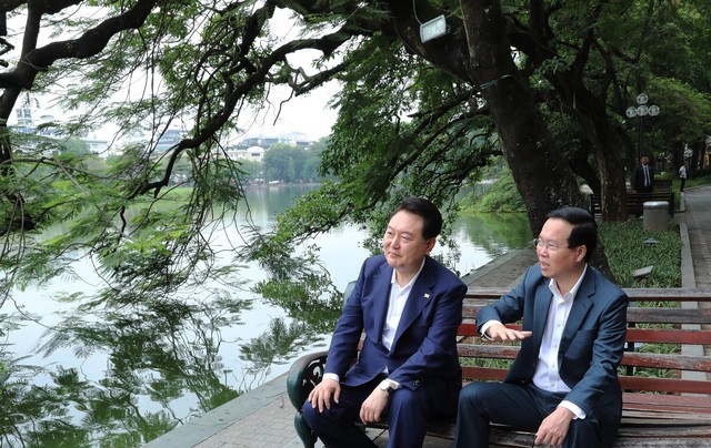 Chủ tịch nước Võ Văn Thưởng và Tổng thống Hàn Quốc Yoon Suk Yeol tham quan danh thắng hồ Hoàn Kiếm - Ảnh 6.