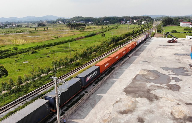 56 tấn vải thiều xuất khẩu chính ngạch bằng đường sắt - Ảnh 2.