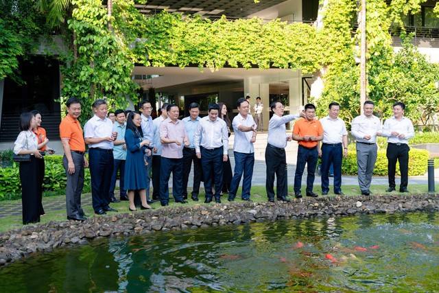 Bí thư Thành ủy Hà Nội và Bộ trưởng Bộ Khoa học Công nghệ thăm và làm việc tại Tập đoàn FPT - Ảnh 2.