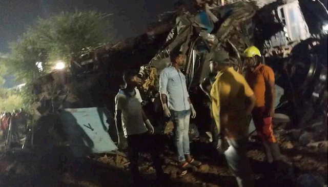 Gần 290 người chết trong vụ tai nạn tàu hỏa tồi tệ nhất 20 năm qua ở Ấn Độ - Ảnh 8.