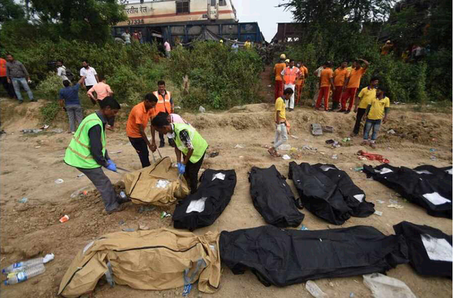 Gần 290 người chết trong vụ tai nạn tàu hỏa tồi tệ nhất 20 năm qua ở Ấn Độ - Ảnh 10.