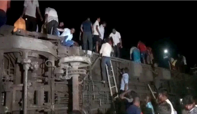 Gần 290 người chết trong vụ tai nạn tàu hỏa tồi tệ nhất 20 năm qua ở Ấn Độ - Ảnh 11.
